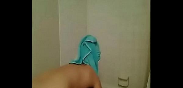  chica se expone en la ducha tits pussy ass